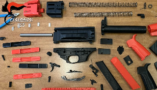 Voleva realizzare ’armi per anarchici’ con stampante 3D: perquisito 23enne
